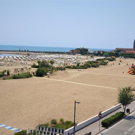 Hotel Delfino Каорле Екстериор снимка