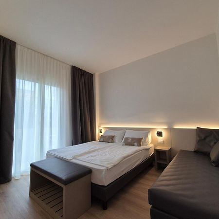 Hotel Delfino Каорле Екстериор снимка