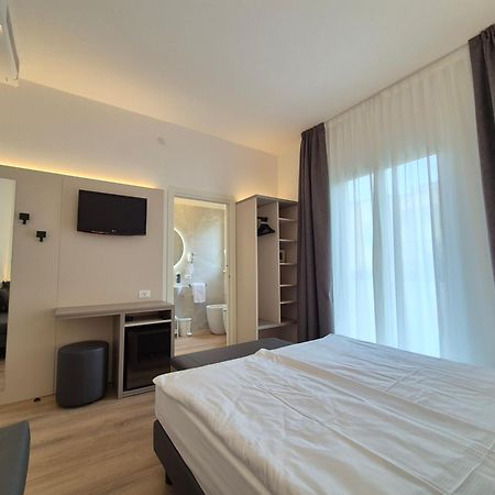 Hotel Delfino Каорле Екстериор снимка