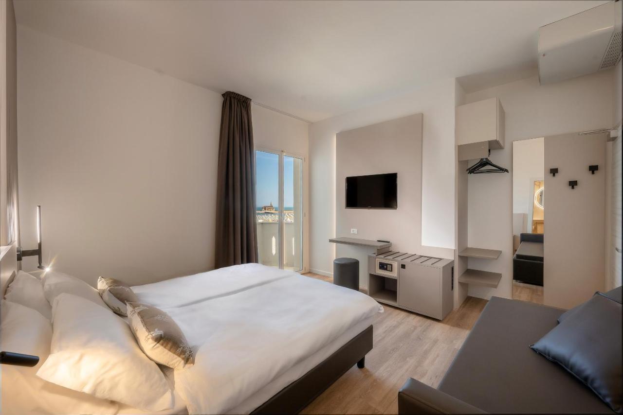 Hotel Delfino Каорле Екстериор снимка