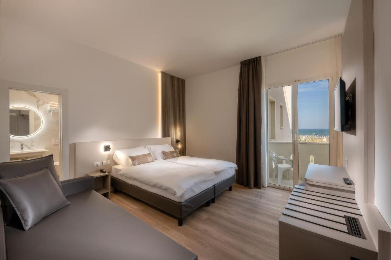 Hotel Delfino Каорле Екстериор снимка