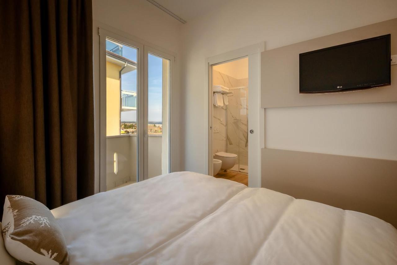 Hotel Delfino Каорле Екстериор снимка