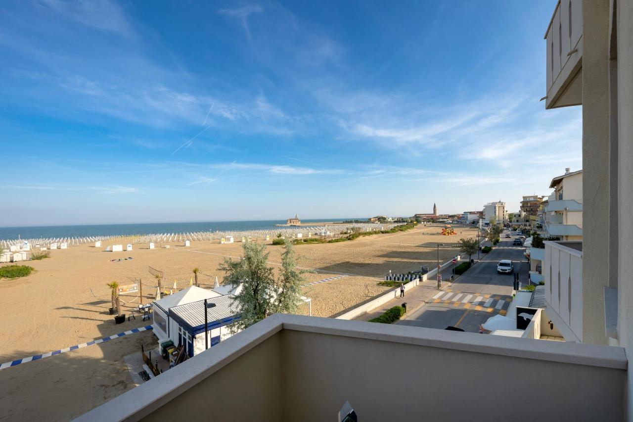 Hotel Delfino Каорле Екстериор снимка