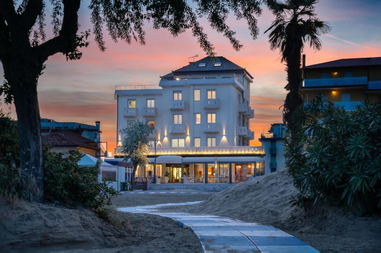 Hotel Delfino Каорле Екстериор снимка