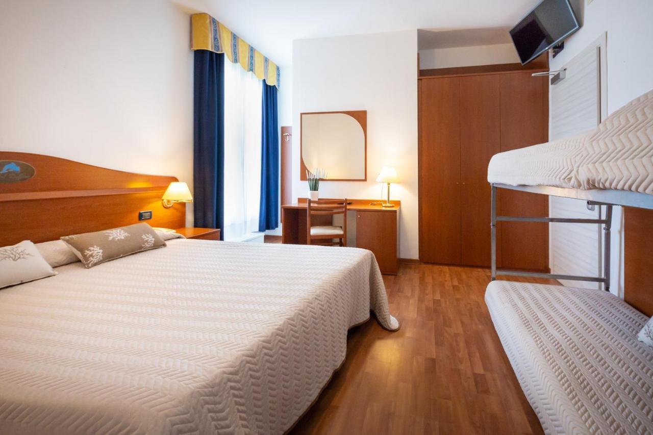 Hotel Delfino Каорле Екстериор снимка