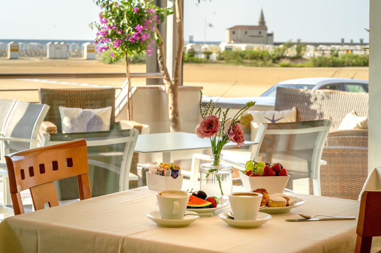Hotel Delfino Каорле Екстериор снимка