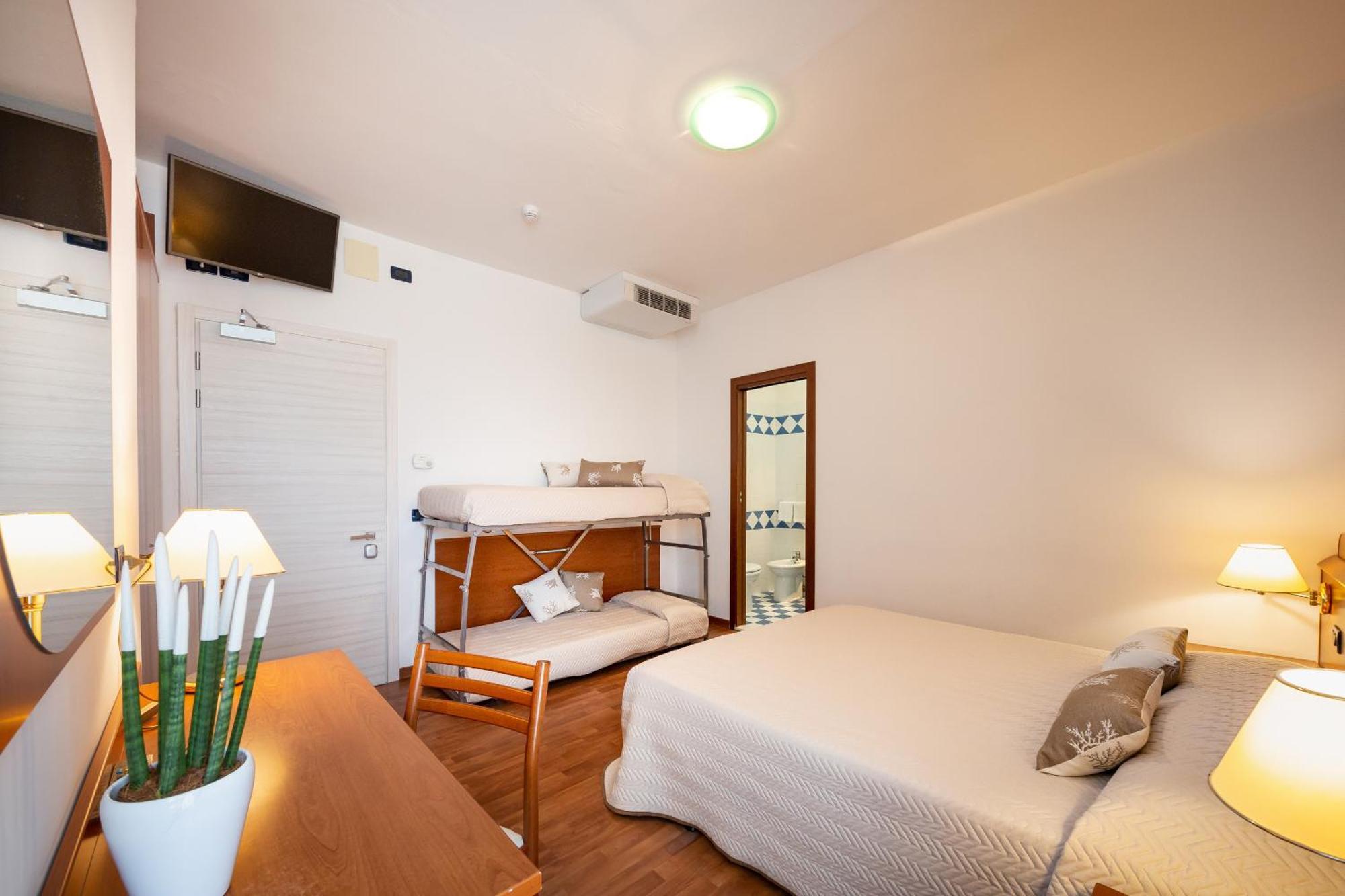 Hotel Delfino Каорле Екстериор снимка