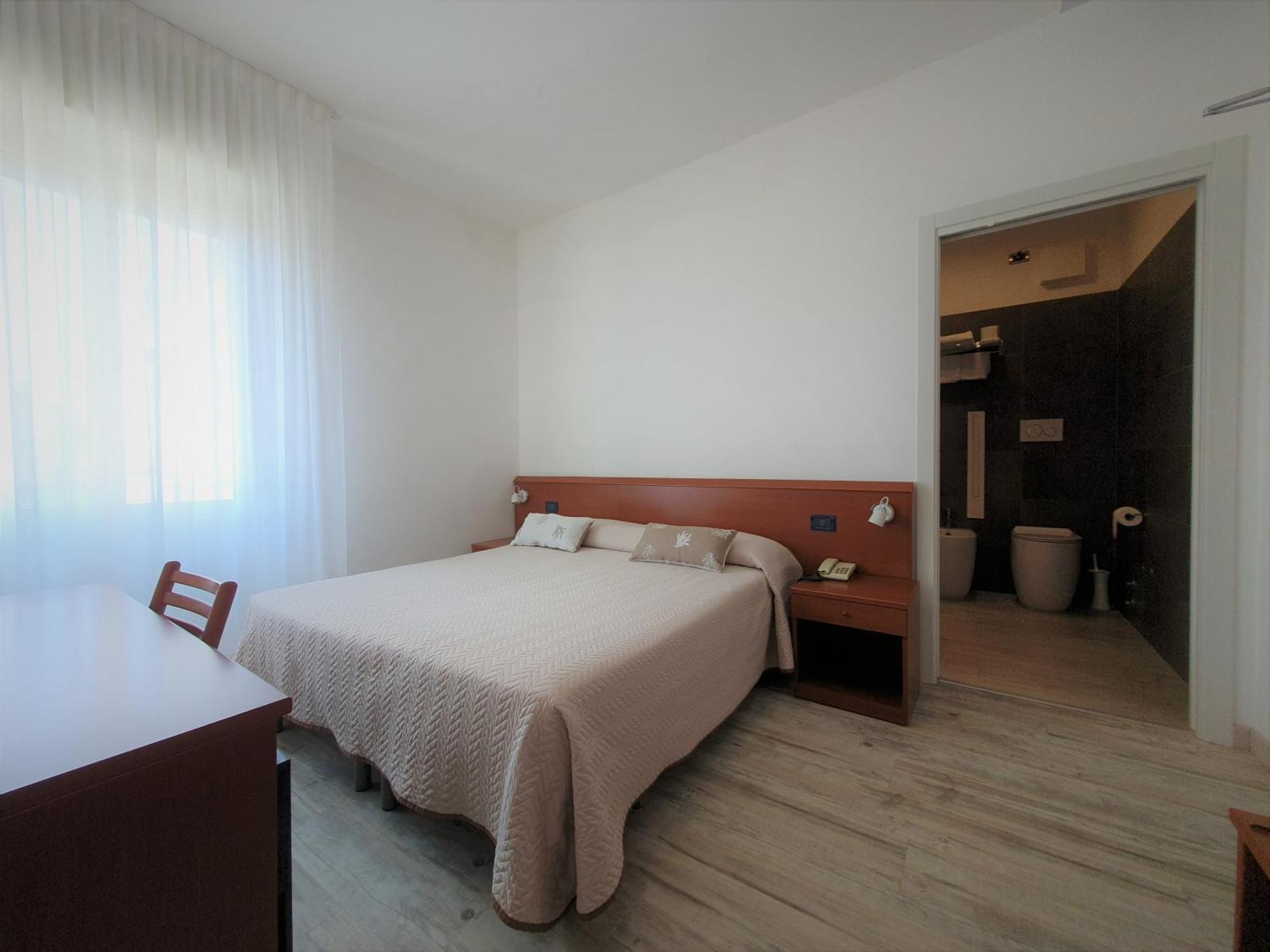 Hotel Delfino Каорле Екстериор снимка