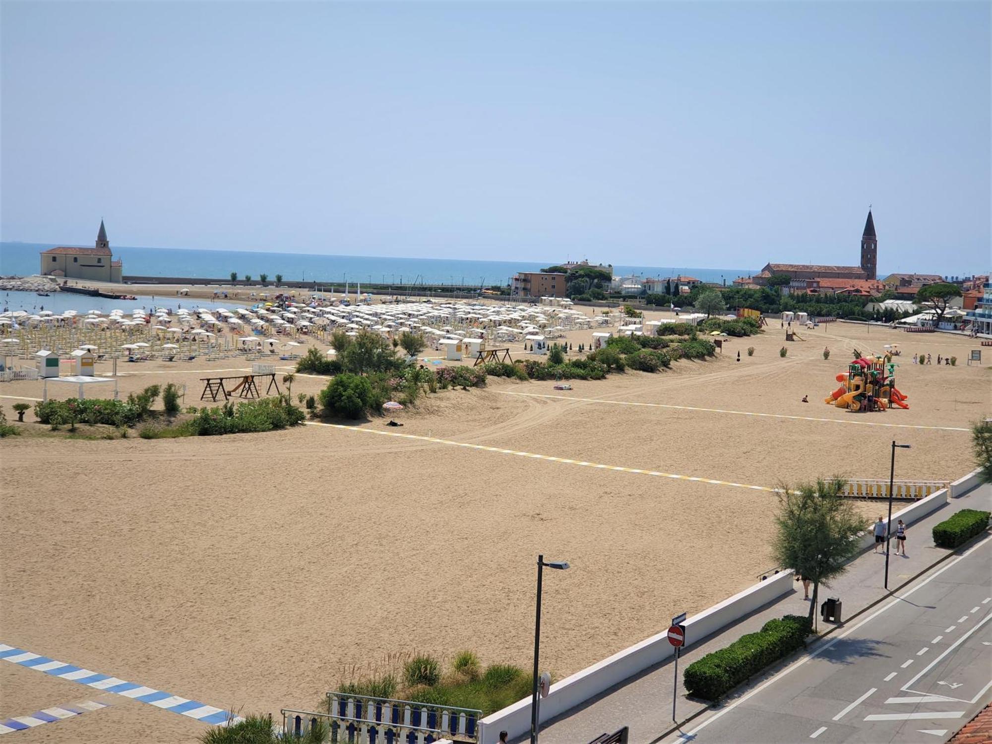 Hotel Delfino Каорле Екстериор снимка