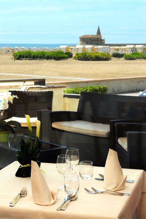 Hotel Delfino Каорле Екстериор снимка