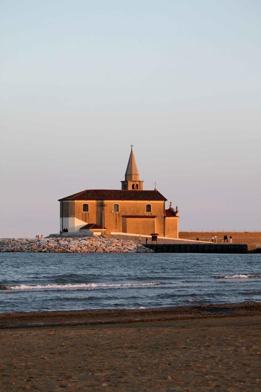 Hotel Delfino Каорле Екстериор снимка