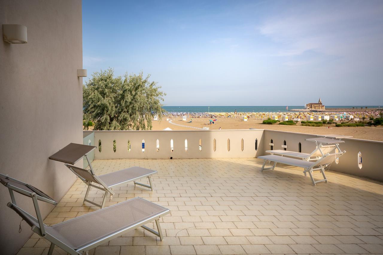 Hotel Delfino Каорле Екстериор снимка