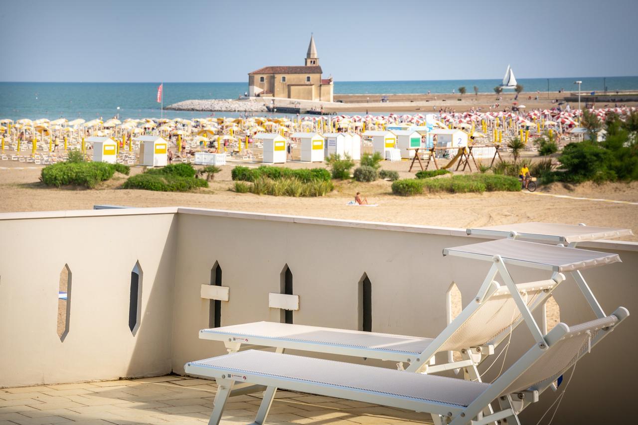 Hotel Delfino Каорле Екстериор снимка