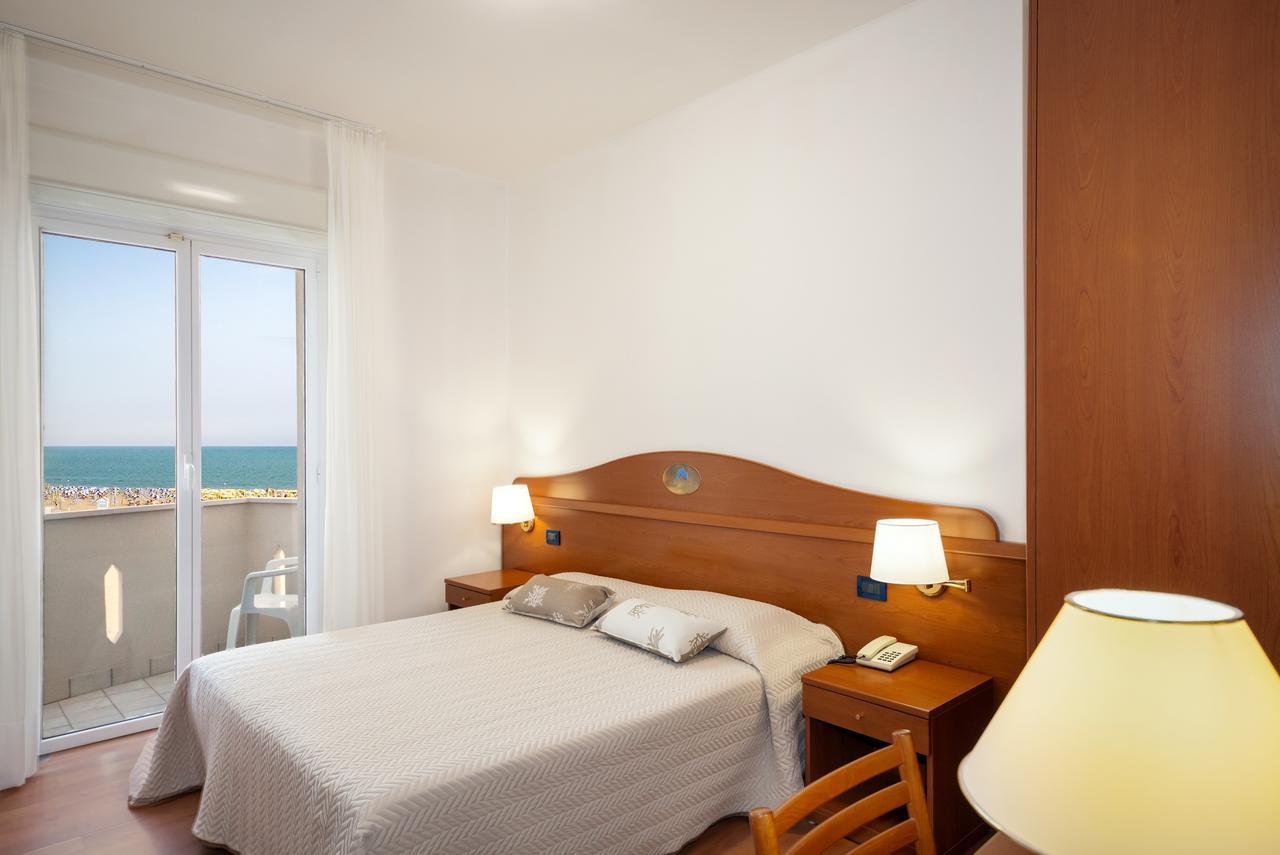 Hotel Delfino Каорле Екстериор снимка