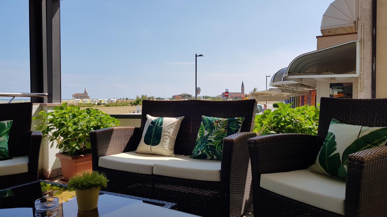 Hotel Delfino Каорле Екстериор снимка