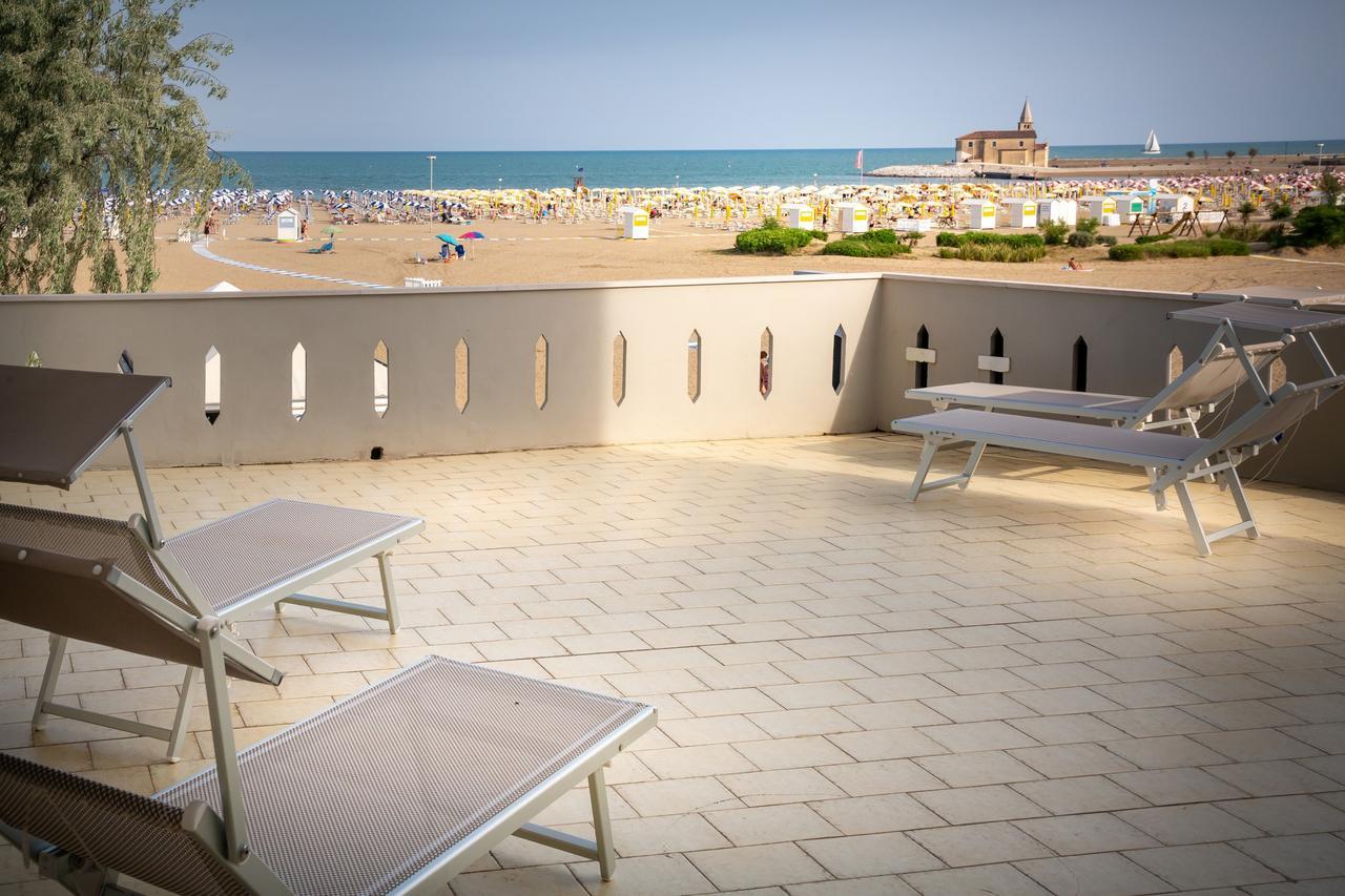 Hotel Delfino Каорле Екстериор снимка