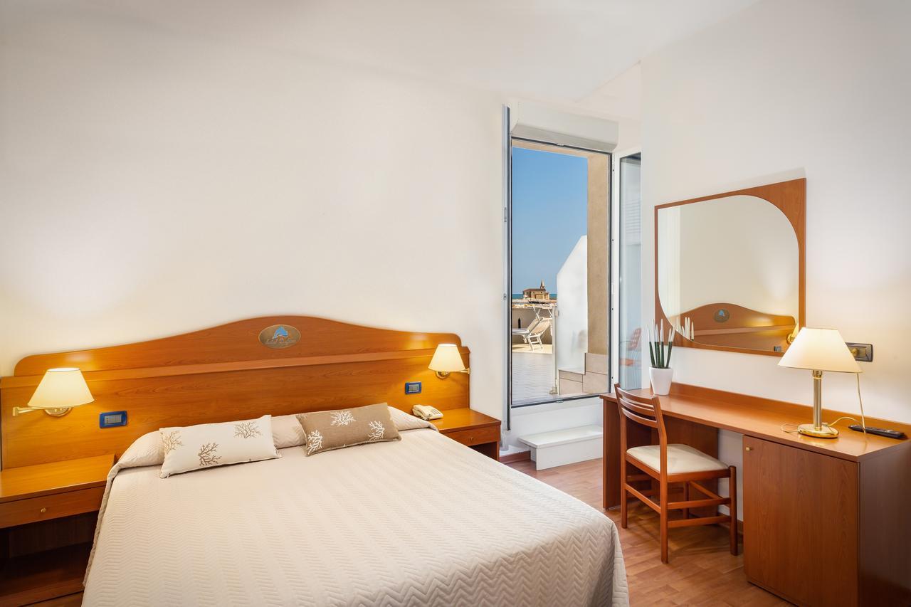 Hotel Delfino Каорле Екстериор снимка